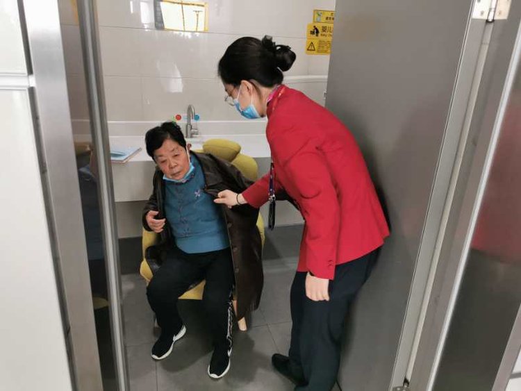 重庆“雷锋的士” 为70岁及以上老人提供免费搭乘服务