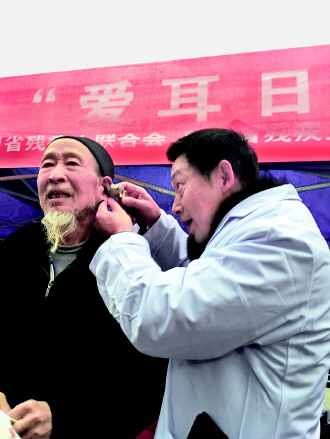 全国爱耳日 | 长期戴耳机听力会下降？医生教你正确佩戴耳机