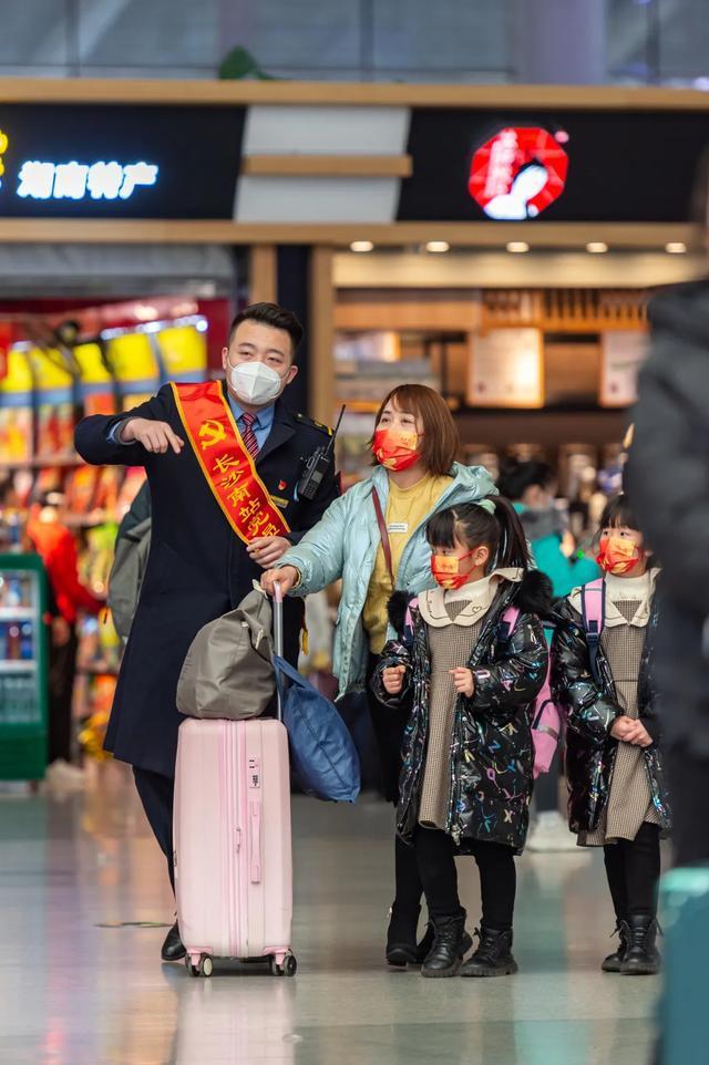 身边的“雷锋”丨歌乐山脚下 有群“蹲点”助人的暖心消防小哥