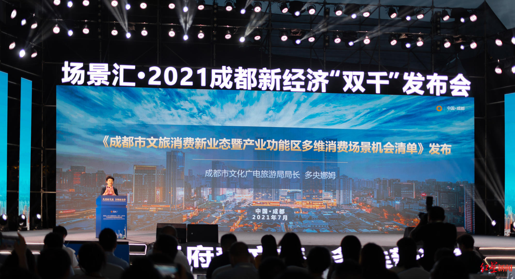 两会双语说①|释放消费新活力 见证中国经济盎然春意