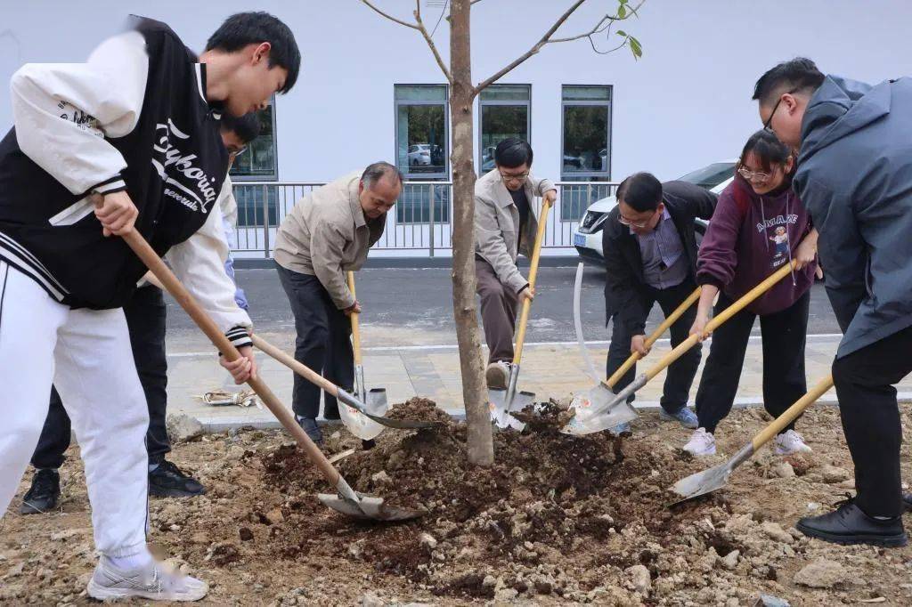 近百名师生参加义务植树 为校园添新绿