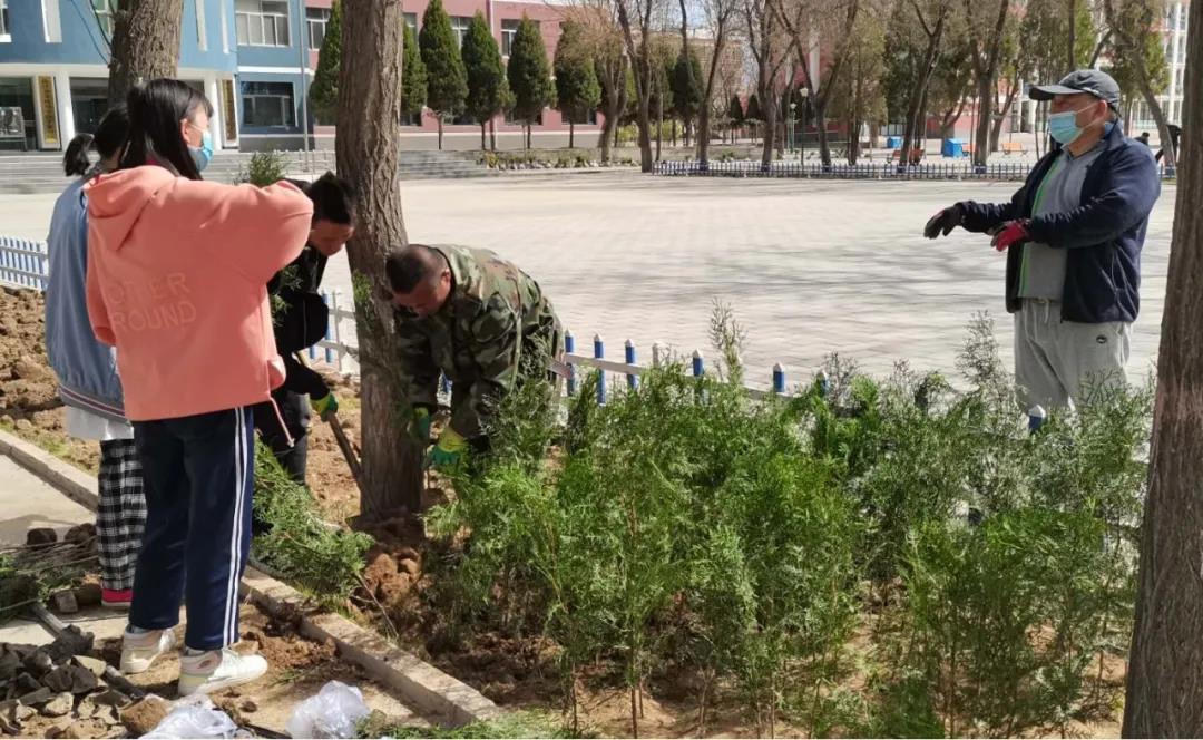 近百名师生参加义务植树 为校园添新绿