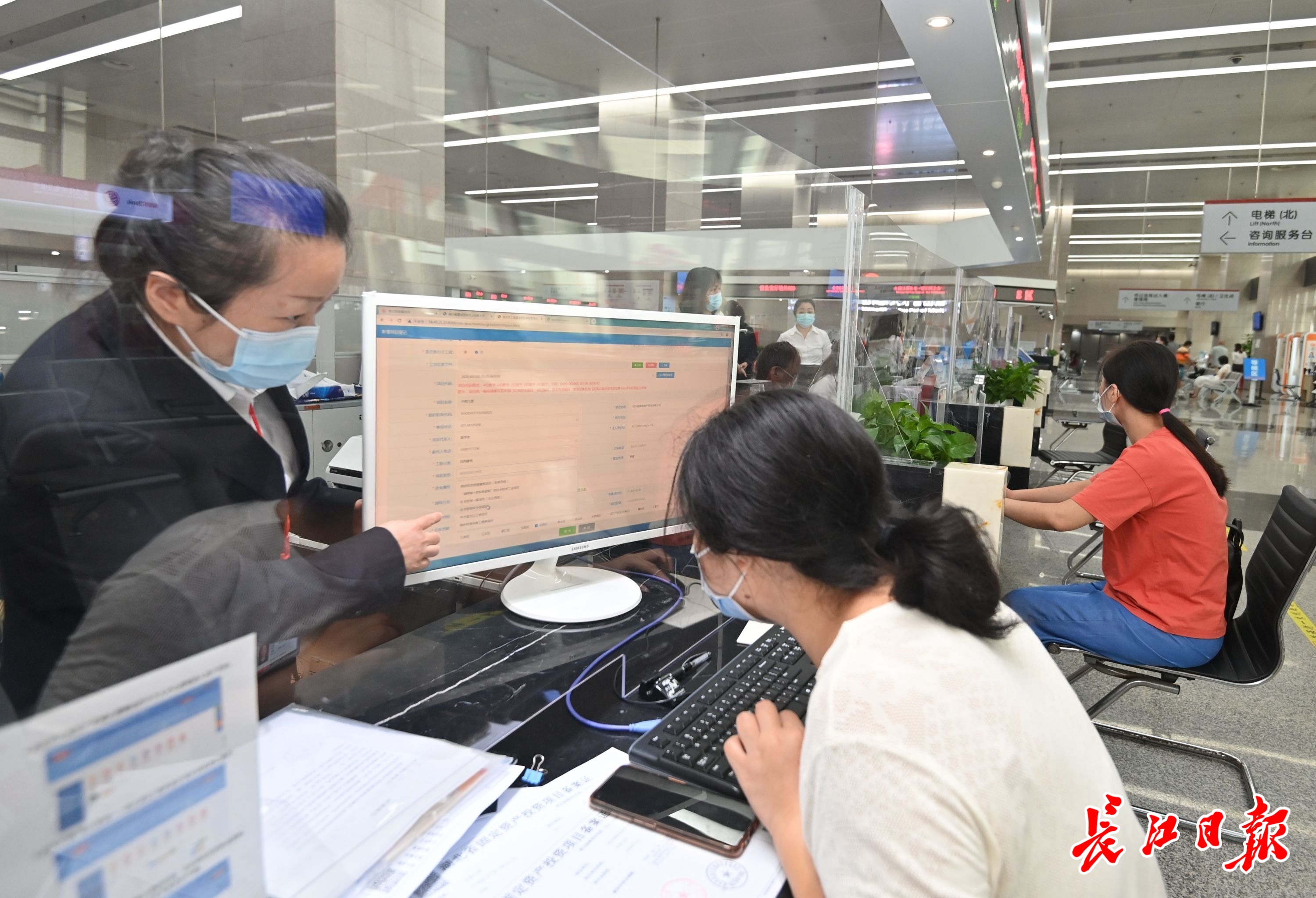 南岸区：“高效办成一件事” 为民为企服务“码上见效”