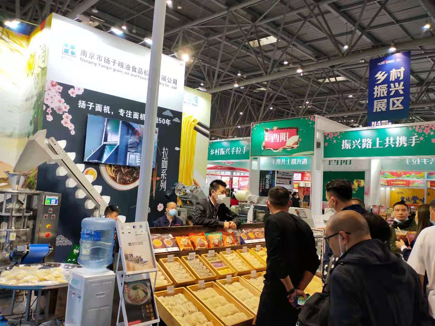 洲明科技董秘回复：展会支出计入“销售费用”。参加展会能够提升品牌曝光、展示产品、拓展客户关系等好处