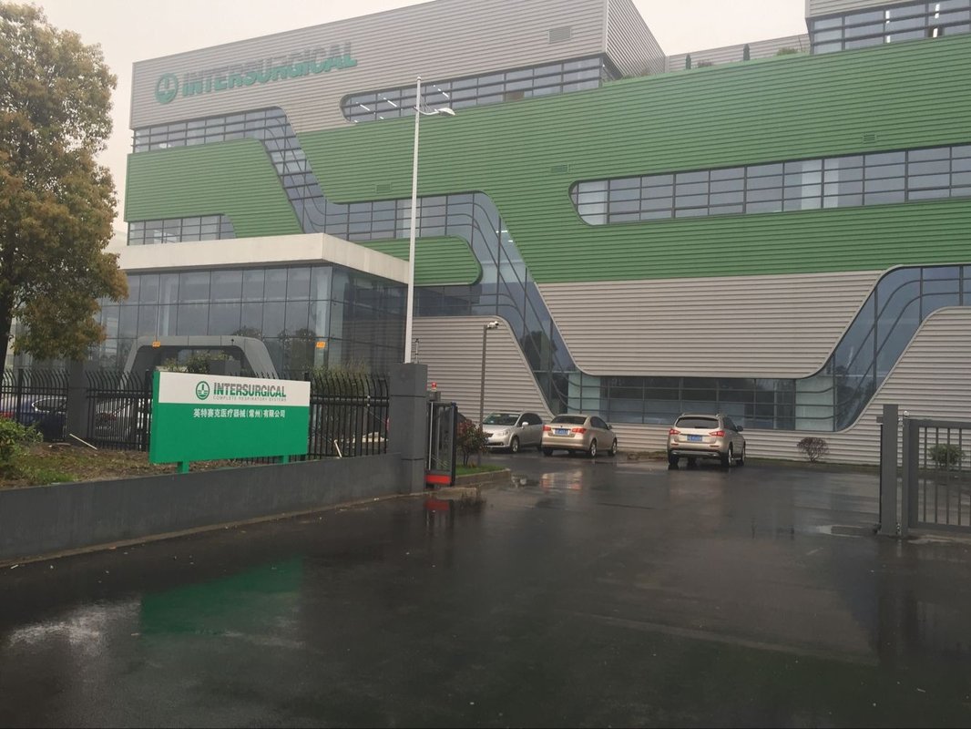 英特集团：公司是医药流通企业，主要从事药品、医疗器械批发及零售业务