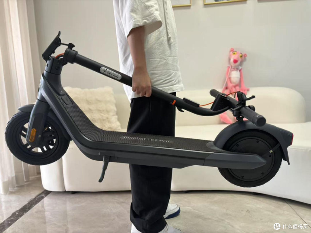 九号公司：目前公司主要业务包括电动两轮车、电动滑板车、割草机器人等领域