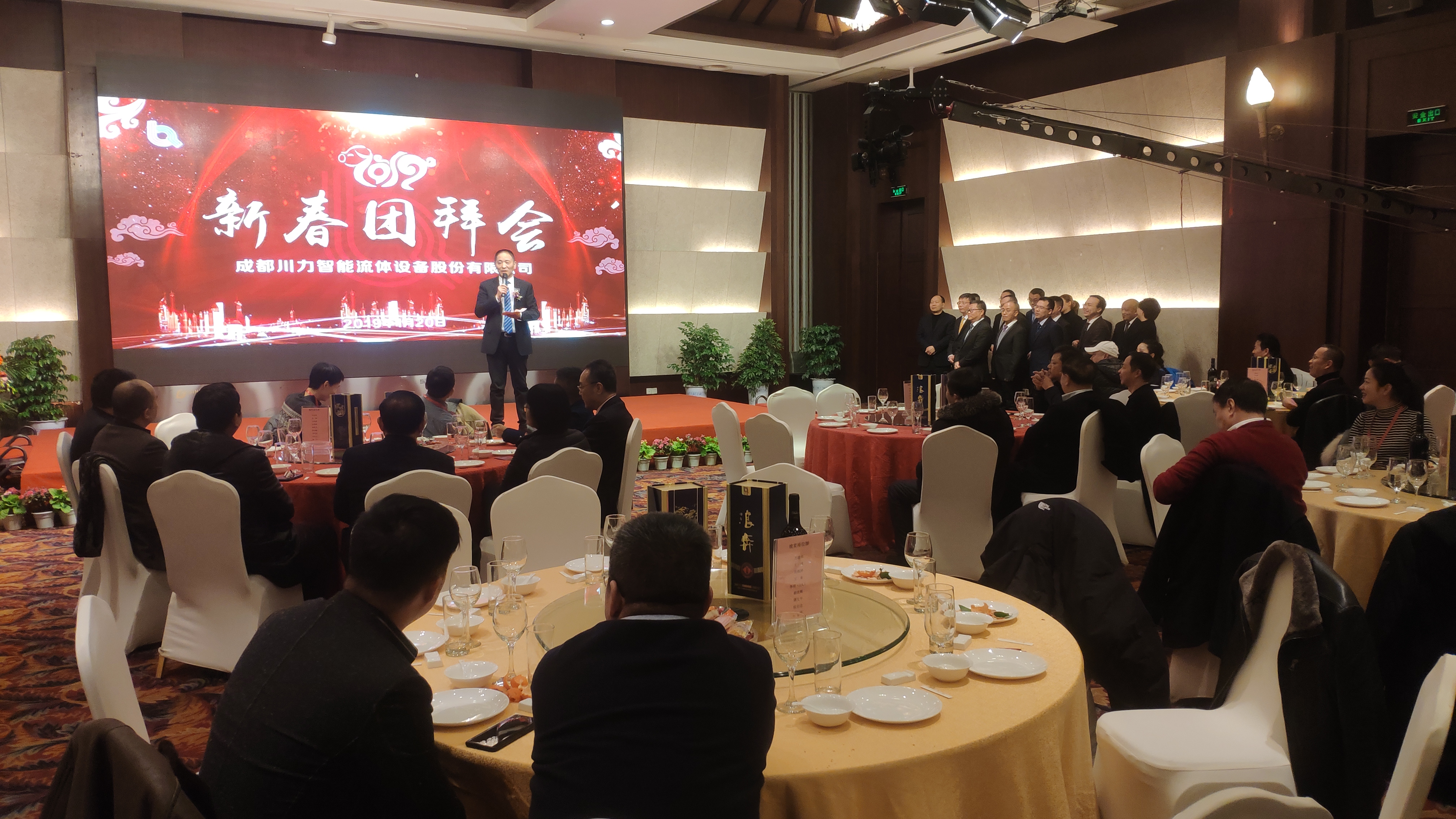 易德龙：截至2025年6月10日股东数为10,100余人