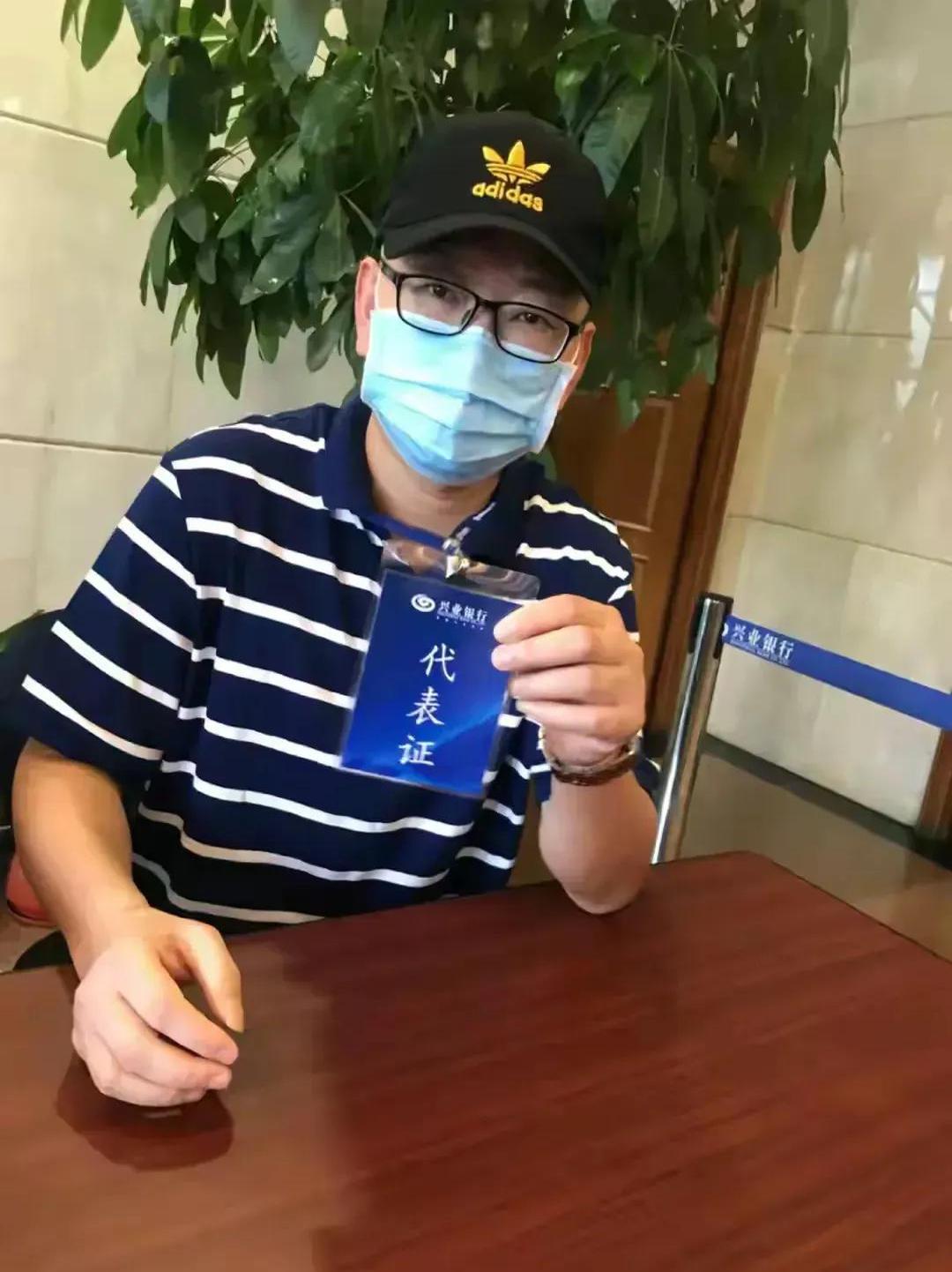 兴业银行：大股东全额转股提振信心