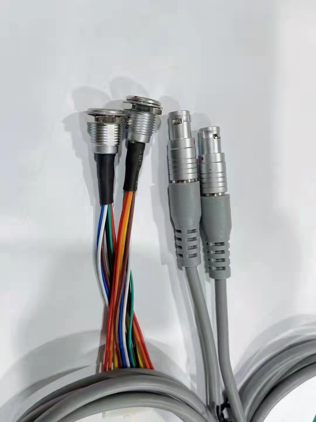 永贵电器：公司车载与能源信息板块产品主要包括高压连接器及线束组件